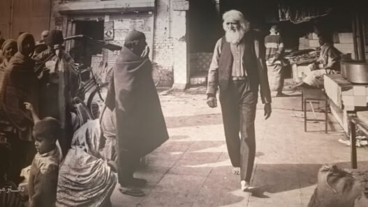صورة تعبيرية توثق مسيرة التشكيلي مقبول فدا حسين وأعماله الفنية.